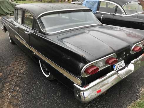 Svart Ford Custom 300 från 1958 stulen norr om Vänersborg